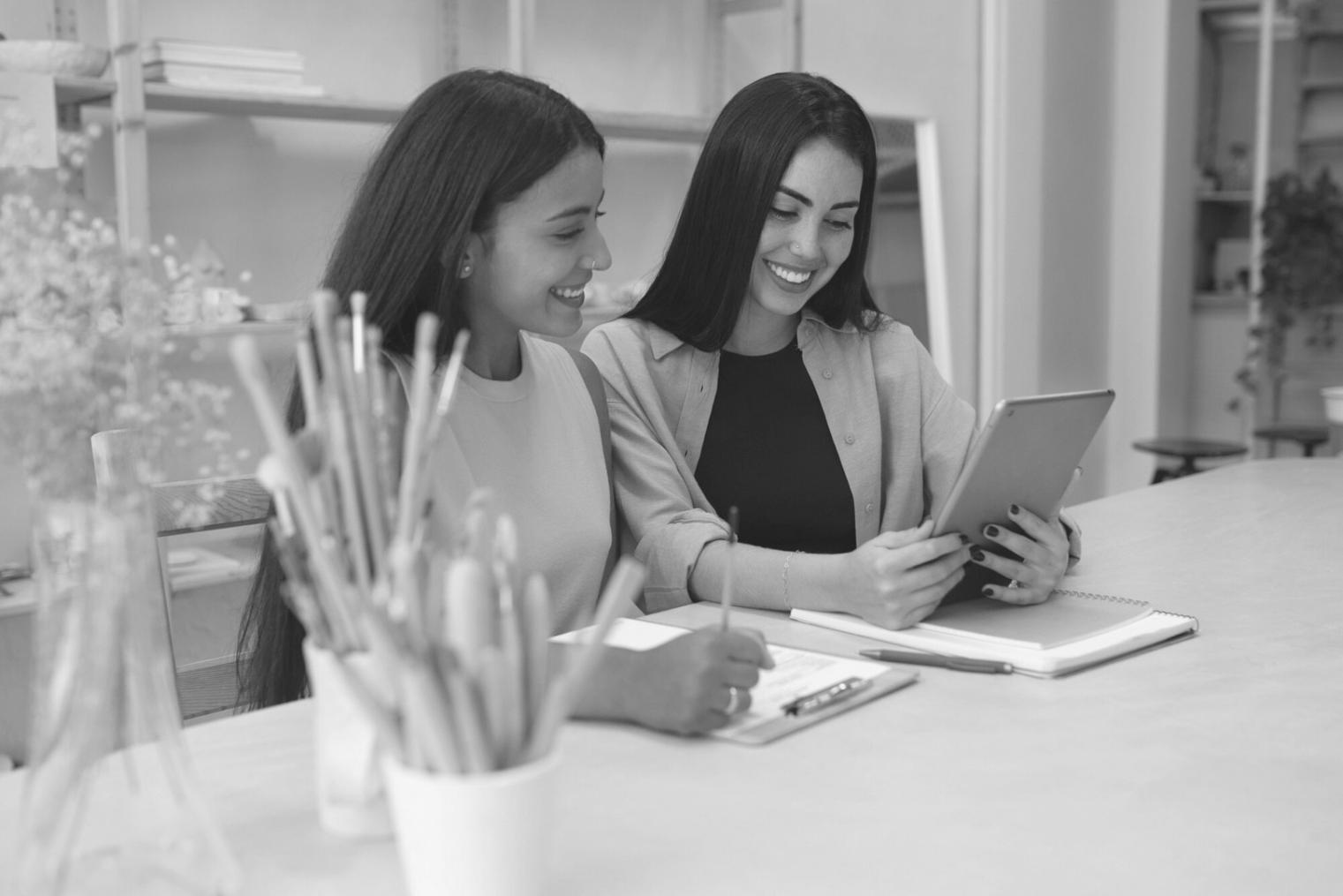 Sessione pratica di formazione con partecipanti che applicano tecniche apprese