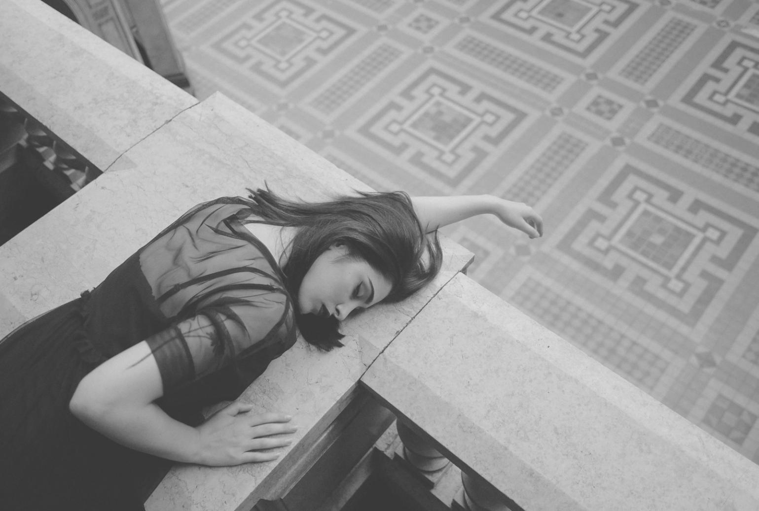 Professionista del beauty che applica tecniche apprese durante la formazione