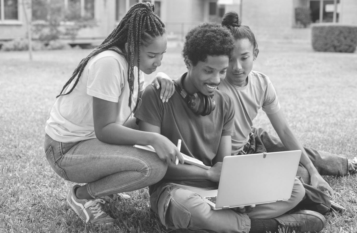 Dimostrazione di tecniche professionali per trattamenti viso durante sessione formativa