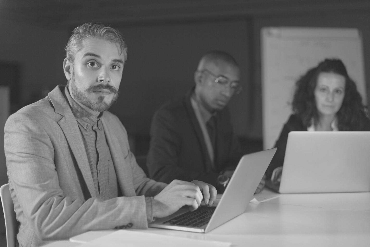 Area dedicata ai trattamenti viso con illuminazione professionale